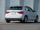 Audiが指定する独自の条件を全て満たした車だけが、認定資格を持つテクニシャンの手による100項目にも及ぶ点検・整備のプロセスを受け、お客様のもとへ届けられます。