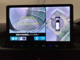 バックギアに入れますとご覧のような画像に自動的に切り替わります。車庫入れ時に役立ちます。