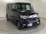 狭い駐車場でも、スライドドアならチャイルドシートへのお子さまの乗降や荷物の積載もスムーズ。とても便利な【助手席側。電動スライドドア】ドアハンドを少し引くだけでリアドアが自動開閉します。