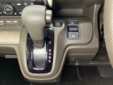 CVT車のセレクトレバーです。低速から高速まで、変速ショックのないスムーズな走りと、エンジン効率のよい領域を維持して燃費にも貢献します。サイドブレーキはスイッチ操作の電子制御パーキングブレーキです。