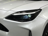 【LEDヘッドライト】悪天候や夜間走行時も良好な視界を確保し安心して運転できる高輝度LEDヘッドライトを装備!点灯速度が早く、消費電力も抑えられています。