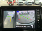 画像の左側は運転席から見ることのできないフロント左側を映している画像です、狭い道や幅寄せ時に便利です。