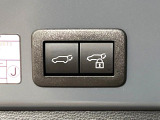 【パワーバックドア】スマートキーや運転席のボタンを押すだけでリアゲートが自動で開閉します!荷物を持っている時や、高い位置にあるバックドアを閉める際に便利な機能です♪