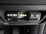 有料道路をキャッシュレスで通行できるETC車載器付きです。運転席足元に設置されています。ETCセットアップ費用は含まれておりません。別途必要となります。