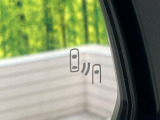 【ブラインドスポットモニター】走行中、ドアミラーの死角になりやすい箇所に後続車が接近するとサイドミラーのレンズに警告を表示!ドライバーに注意喚起をしてくれます。