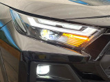 【LEDヘッドライト】悪天候や夜間走行時も良好な視界を確保し安心して運転できる高輝度LEDヘッドライトを装備!点灯速度が早く、消費電力も抑えられています。