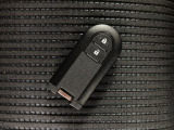 スマートキーを装備しています☆カギをカバンやポケットに入れて頂いた状態でドアロックの開閉やエンジンスタートをして頂けますよ!とても便利な装備です!
