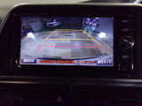 バックカメラの画像です。ガイドラインがスムースな車庫入れをサポートいたします。車庫入れの安心感がアップしますね。
