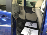 後席の座面を跳ね上げていただくと背の高い荷物も積載可能です。