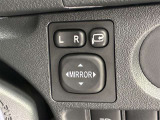 日本の駐車場は幅が広くないところが多くて、乗り降りが大変だったりしますよね。電動ミラーがあれば、室内でミラーをたためるので、駐車するときも便利ですね。