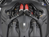 搭載されたV8ツインターボエンジンは620馬力(カタログ値)を発揮します。