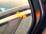 【ブラインドスポットモニター】走行中、ドアミラーの死角になりやすい箇所に後続車が接近するとサイドミラーのレンズに警告を表示!ドライバーに注意喚起をしてくれます。