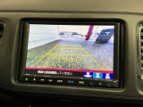 リバースギアに入れるだけで後方の表示へ切り替わります。夜間や雨の日の駐車も楽になりますよ。