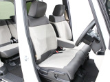 フロントベンチシートですので運転席足元ゆったり広々快適です。助席への移動も楽々です。