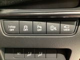 運転席脇のクラスタースイッチ部分にはカメラ切り替えスイッチ、パーキングセンサー、その他走行系スイッチを集中配置しております。