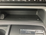 ワイヤレス充電規格に対応したスマートフォンなどの携帯機器を充電できます。小物入れとして使用する場合は、ワイヤレス充電器の電源をOFFにしてください。