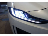 日中でも薄暗い場所や天気が悪いときに、オートヘッドランプが点灯していることで、他の車両や歩行者に自車の存在を知らせやすくなります。これが事故防止に寄与します。
