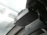 【ドラレコ搭載車】今や必需品のドライブレコーダー搭載車です。万が一のトラブルのときにも役に立つドライブレコーダーを装備しています。側面衝突や幅寄せ・割り込み対策に!