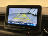 リバースギアに入れるだけで後方の表示へ切り替わります。夜間や雨の日の駐車も楽になりますよ。