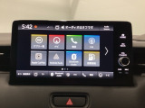 HondaCONNECT対応の便利なナビディスプレー。お持ちのスマートフォンと連携して、ナビやBluetoothでの音楽再生が可能です。デザインはもちろん、操作性も良好です。