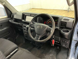 見通しのよいすっきりとした視界で、誰でも運転しやすいです。運転のしやすさは疲れにくさにも繋がりますよ♪