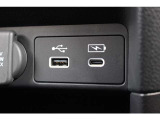 ナビと接続するためのUSB差込口とタイプC型の充電口を備えています!どちらも充電可能です♪