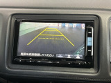 リバースギアに入れるだけで後方の表示へ切り替わります。夜間や雨の日の駐車も楽になりますよ。