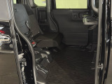 後席をはね上げれば、「もうひとつの荷室」が生まれます。