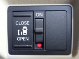 運転席からもスライドドアをボタン操作でスピーディーに開閉できます!またスマートキーでも操作できるので便利です。