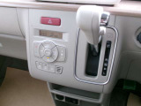 操作しやすいシフトレバーとエアコンパネルで運転も楽々です。