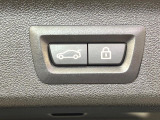 ●電動リアゲート:ワンタッチでリアゲートの開閉ができ、荷物などで両手が塞がっている状態でも簡単に開閉ができる便利機能です。