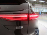 LEDテールライトです。省電力、高輝度のLEDは明るく照らすので夜間運転時の視認性を高めます。スタイリッシュな見た目で細かいところもこだわりたいあなたに!
