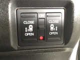 【両側パワースライドドア】両側がパワースライドドアになっており、運転席のスイッチやスマートキーでも開閉が可能です!開口部も広いので乗り降りも楽々♪