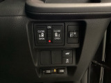 【両側パワースライドドア】です。リモコンや運転席のスイッチ操作で楽々自動開閉。VSA搭載。横滑りを抑えて、安全な走行を確保します。