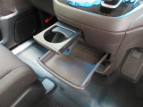 運転席からも助手席からも使いやすい位置に、引き出し式ドリンクホルダーとスマホなどを置けるトレイを配置しています。