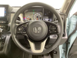 ハンドルにHondaセンシング系のクルーズコントロールやレーンキープアシストなどのスイッチと、オーディオの操作スイッチが装備されています。ハンドルから手を離さず安全に操作できます。