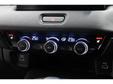 運転席と助手席の温度設定の変更が可能な左右独立タイプのデュアルエアコンです♪♪♪暑がりな人・寒がりな人も誰もが車内を快適にお過ごしいただけます♪♪♪