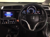 【ハンドル】運転にかかわる様々な操作を安全に行えるように視点移動が少なく操作性に配慮されたスイッチ類が凝縮されたコックピットです。