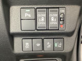 両側電動スライドドアは運転席から操作ができるよう、操作スイッチが付いています。Hondaセンシング用のVSA(ABS+TCS+横滑り抑制)解除と路外逸脱抑制機能などのスイッチがあります。