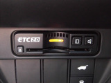 ETC2.0対応の車載器付きです。高速料金の支払いだけではなく、高速道路上のアンテナと相互通信をして渋滞情報や迂回路への案内を音声やナビ画面に表示します。