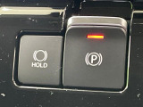【電動パーキングブレーキ】パーキングブレーキは便利な電動式!ボタン一つで操作でき、アクセルを踏めば自動で解除されます♪レバーやペダルが無いので運転席廻りもすっきりしますね♪