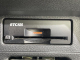 【ETC】有料道路を利用する際に料金所で停止することなく通過できる、ETC車載器(ノンストップ自動料金収受システム機器)が装備されています。セットアップを行うことで利用可能になります。