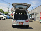 バックドアは上開き跳ね上げ式。開口幅と荷室幅の拡大でラゲッジアンダーボックスにベビーカー収納可能♪