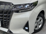【LEDヘッドライト】悪天候や夜間走行時も良好な視界を確保し安心して運転できる高輝度LEDヘッドライトを装備!点灯速度が早く、消費電力も抑えられています。