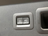 【パワーバックドア】スマートキーや運転席のボタンを押すだけでリアゲートが自動で開閉します!荷物を持っている時や、高い位置にあるバックドアを閉める際に便利です。