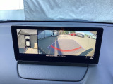 狭い場所での駐車やすれ違いなどでより的確な運転操作に役立つ360&deg;ビューモニターが装備されています。