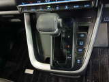 操作しやすく、車内空間を広く使えるインパネシフトを採用しています
