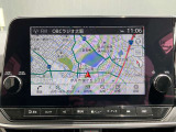 一枚岩のようなデザインのメーカーオプションナビは9インチの大画面に加えて、Bluetooth接続・HDMI端子・Apple CarPlayワイヤレス接続・スマホのワイヤレス充電など多数の機能が満載です!!