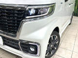 【LEDヘッドライト】悪天候や夜間走行時も良好な視界を確保し安心して運転できる高輝度LEDヘッドライトを装備!点灯速度が早く、消費電力も抑えられています。
