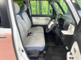 運転席まわりには十分なスペースがあり、大柄な方でもゆったり運転していただける環境です。